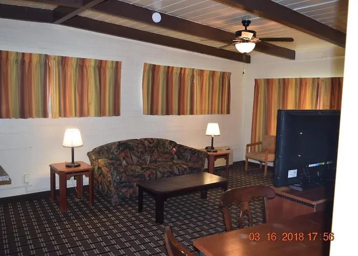 Stanlunds Inn And Suites